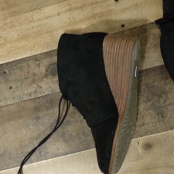 Shoes - Picture 2 of 7